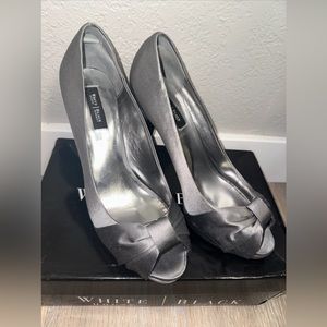 WHBM Concrete Gray Solid Slip On Pump Size 8 Women's W/ Box Peep Toe Bow